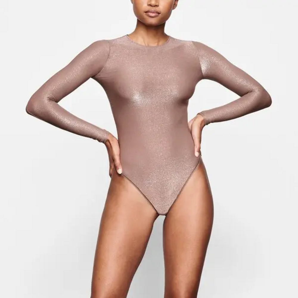 Skims Shimmer Long Sleeve Bodysuit - Umber in Tan
